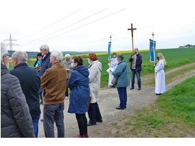 Bittprozession an der Weingartenkapelle (Foto: Karl-Franz Thiede)